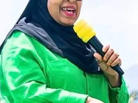 Video: Tanzanian Women Kneel, Roll on Floor as They Welcome Samia Suluhu to Campaign Rally